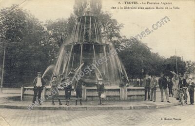 Carte postale ancienne La Fontaine Argence due à la libéralité d'un ancien Maire de la Ville — Troyes (Aube)