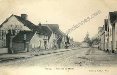 Carte postale ancienne Rue de la Halle — Piney (Aube)