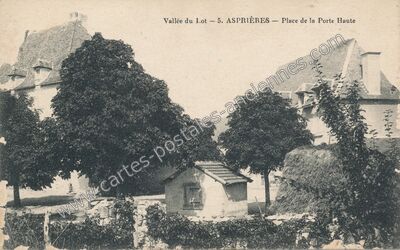 Carte postale ancienne Vallée du Lot — Place de la Porte Haute — Asprières (Aveyron)