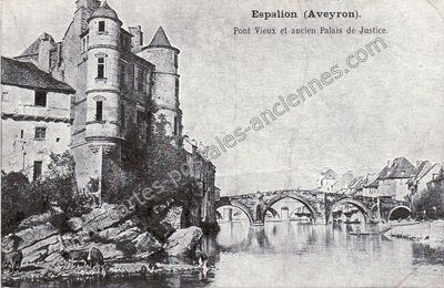 Carte postale ancienne Pont Vieux et ancien Palais de Justice — Espalion (Aveyron)