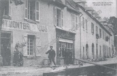 Carte postale ancienne Avenue de la Poste — Maleville (Aveyron)