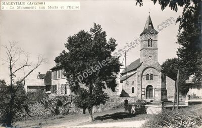 Carte postale ancienne Le Monument aux Morts et l'Eglise — Maleville (Aveyron)