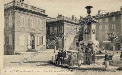 Carte postale ancienne Fontaine des Lions et Place de l'Hôtel-de-Ville — Millau (Aveyron)