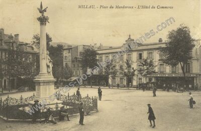 Carte postale ancienne Place du Mandaroux - L'Hôtel du Commerce — Millau (Aveyron)