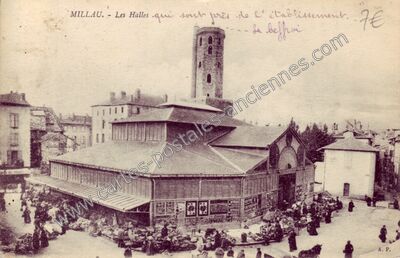 Carte postale ancienne Les Halles qui sont près de l'établissement. - Le beffroi — Millau (Aveyron)