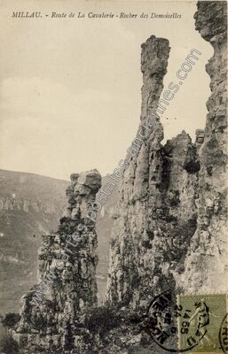 Carte postale ancienne Route de La Cavalerie - Rocher des Demoiselles — Millau (Aveyron)