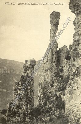 Carte postale ancienne Route de La Cavalerie - Rocher des Demoiselles — Millau (Aveyron)