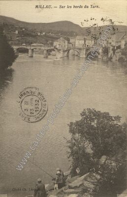 Carte postale ancienne Sur les bords du Tarn — Millau (Aveyron)