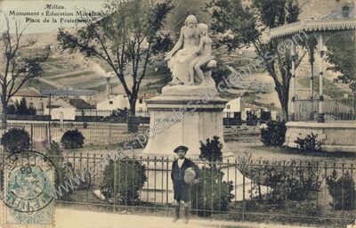 Carte postale ancienne Monument « Éducation Morale » Place de la Fraternité — Millau (Aveyron)