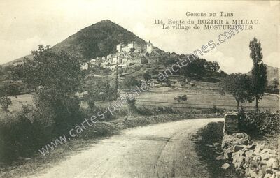 Carte postale ancienne Gorges du Tarn. Route du Rozier à Millau. Le village de Mostuéjouls — Mostuéjouls (Aveyron)