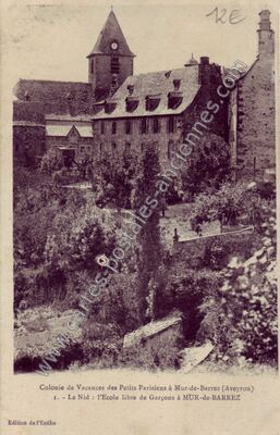 Carte postale ancienne Colonie de Vacances des Petits Parisiens / Le Nid : l'Ecole libre de Garçons — Mur-de-Barrez (Aveyron)