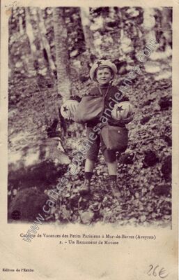 Carte postale ancienne Colonie de Vacances des Petits Parisiens - Un Ramasseur de Mousse — Mur-de-Barrez (Aveyron)