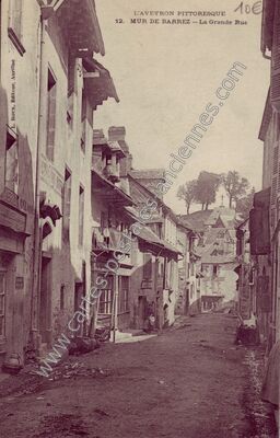 Carte postale ancienne La Grande Rue — Mur-de-Barrez (Aveyron)