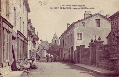 Carte postale ancienne Avenue d'Entraigues — Mur-de-Barrez (Aveyron)
