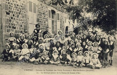 Carte postale ancienne Colonie de Vacances des Petits Parisiens à Mur-de-Barrez / Le Groupe autour de la Statue… — Mur-de-Barrez (Aveyron)