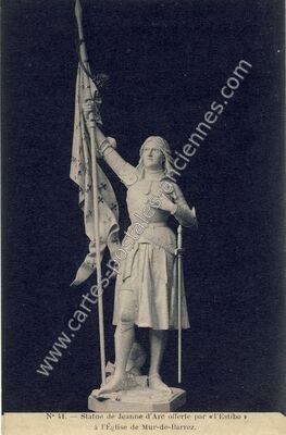 Carte postale ancienne Statue de Jeanne d'Arc offerte par « l'Estibo » à l'Église — Mur-de-Barrez (Aveyron)