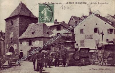 Carte postale ancienne Arrivée des Autobus — Mur-de-Barrez (Aveyron)