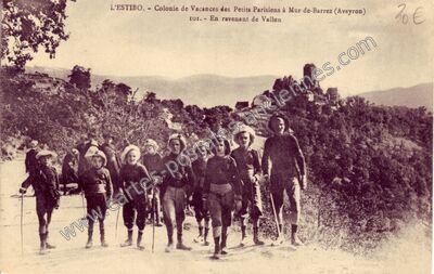 Carte postale ancienne Colonie de Vacances des Petits Parisiens — Mur-de-Barrez (Aveyron)