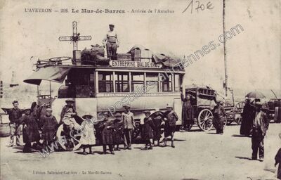 Carte postale ancienne Arrivée de l'Autobus — Mur-de-Barrez (Aveyron)
