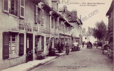 Carte postale ancienne Mur-de-Barrez Avenue d'Entraygues — Mur-de-Barrez (Aveyron)