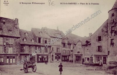Carte postale ancienne Place de la Fontaine — Mur-de-Barrez (Aveyron)