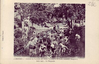 Carte postale ancienne L'ESTIBO ". - Colonie de Vacances des Petits Parisiens - La Baignade — Mur-de-Barrez (Aveyron)