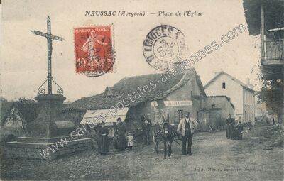 Carte postale ancienne Place de l'Église — Naussac (Aveyron)