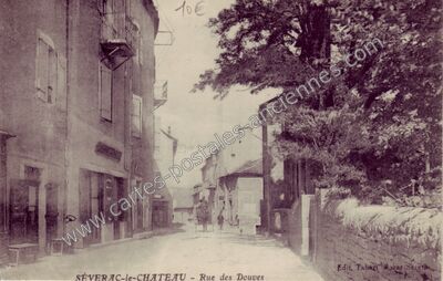 Carte postale ancienne Rue des Douves — Sévérac-le-Château (Aveyron)