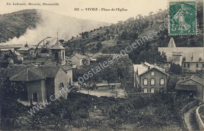 Carte postale ancienne Place de l'Eglise — Viviez (Aveyron)
