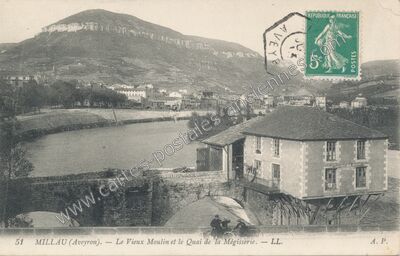 Carte postale ancienne Le Vieux Moulin et le Quai de la Mégisserie — Millau (Aveyron)