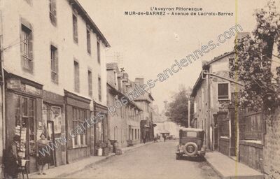 Carte postale ancienne Avenue de Lacroix-Barrez — Mur-de-Barrez (Aveyron)