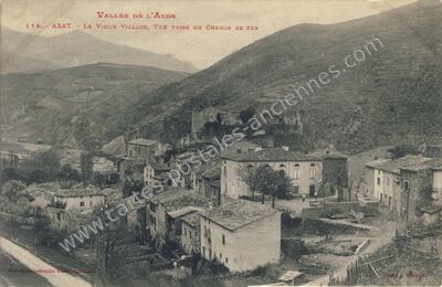 Carte postale ancienne Le Vieux Village, vue prise du chemin de fer — Axat (Aude)