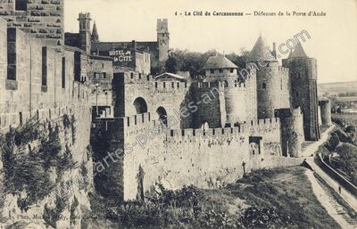 Carte postale ancienne La Cité de Carcassonne — Défenses de la Porte d'Aude — Carcassonne (Aude)