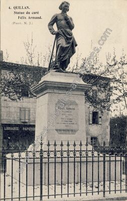 Carte postale ancienne Statue du curé Félix Armand — Quillan (Aude)