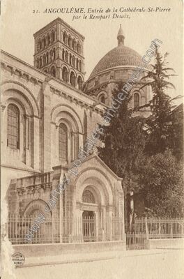 Carte postale ancienne Entrée de la Cathédrale St-Pierre par le Rempart Desaix — Angoulême (Charente)