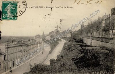 Carte postale ancienne Rempart Desaix et les Rampes — Angoulême (Charente)