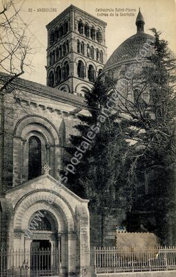 Carte postale ancienne Cathédrale Saint-Pierre. Entrée de la Sacristie — Angoulême (Charente)