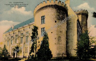 Carte postale ancienne Façade de l'Hôtel-de-Ville et Tour de Marguerite — Angoulême (Charente)