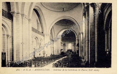 Carte postale ancienne Intérieur de la Cathédrale St-Pierre (XIIe siècle) — Angoulême (Charente)