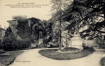 Carte postale ancienne Jardin de l'Hôtel de Ville, Monument de 1870, Statue de Marguerite de Valois — Angoulême (Charente)