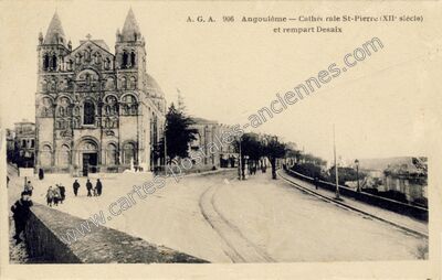 Carte postale ancienne Cathédrale St-Pierre et rempart Desaix — Angoulême (Charente)