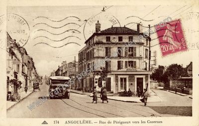 Carte postale ancienne Rue de Périgueux vers les Casernes — Angoulême (Charente)