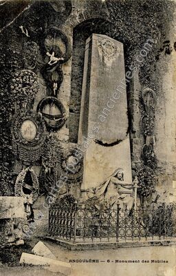 Carte postale ancienne Monument des Mobiles — Angoulême (Charente)