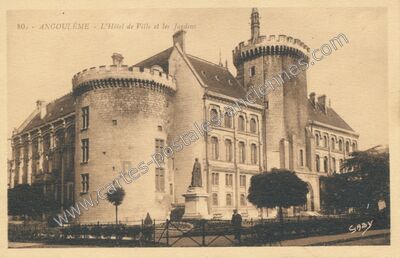 Carte postale ancienne L'Hôtel de Ville et les Jardins — Angoulême (Charente)