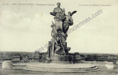 Carte postale ancienne Monument Carnot / Au centre, de belles Promenades — Angoulême (Charente)