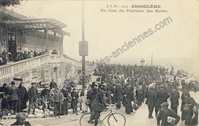 Carte postale ancienne Un Coin du Pourtour des Halles — Angoulême (Charente)