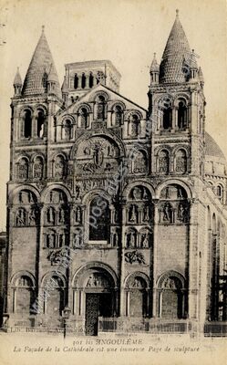 Carte postale ancienne La Façade de la Cathédrale est une immense Page de sculpture — Angoulême (Charente)