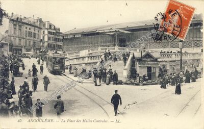 Carte postale ancienne La Place des Halles Centrales — Angoulême (Charente)