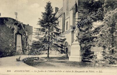 Carte postale ancienne Le Jardin de l'Hôtel-de-Ville et statue de Marguerite de Valois — Angoulême (Charente)