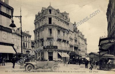 Carte postale ancienne La Rue des Halles-Centrales et la Rue de la Cloche-Verte — Angoulême (Charente)
